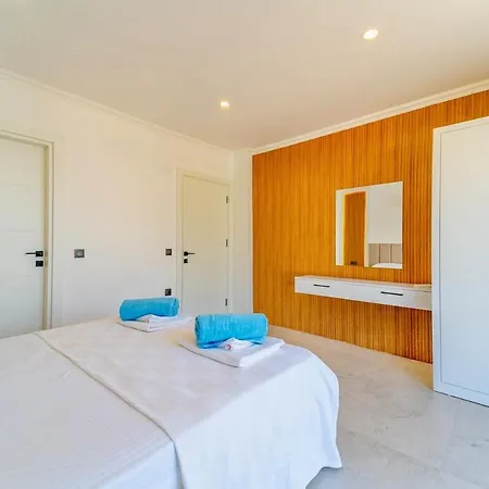 With A Pool And Sea View In Kalkan 2 דירה